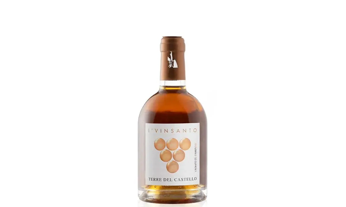 Bottiglia di vinsanto toscano Terre del Castello, un nettare dorato pronto per essere gustato.