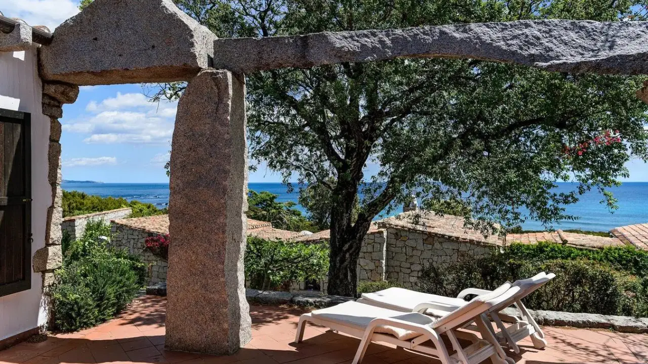 Terrazza con lettini e vista mare, un angolo di pace negli agriturismi in Sardegna.