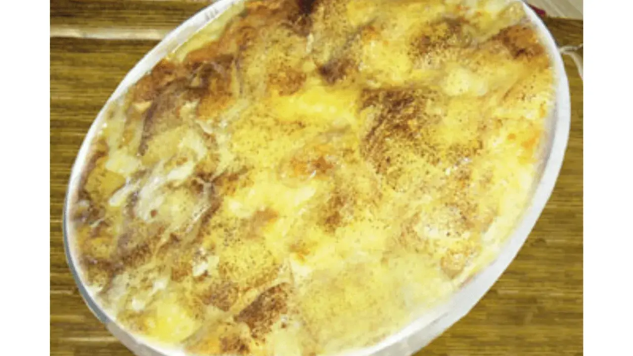 Piatto tipico valdostano: una torta dorata e spolverata di cannella, pronta per essere gustata.
