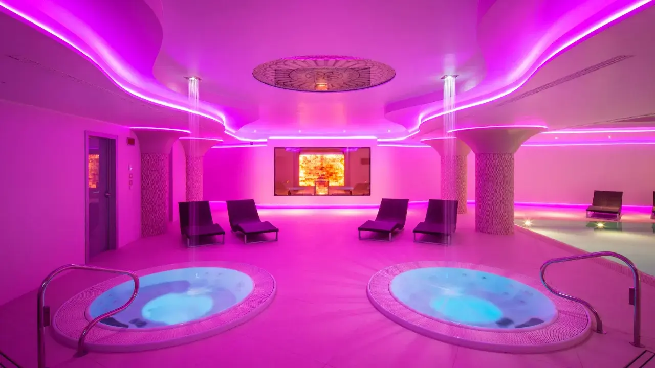 Jacuzzi luminosi e lettini relax in un'oasi di benessere. Un'esperienza da sogno per una spa per bambini in Umbria.