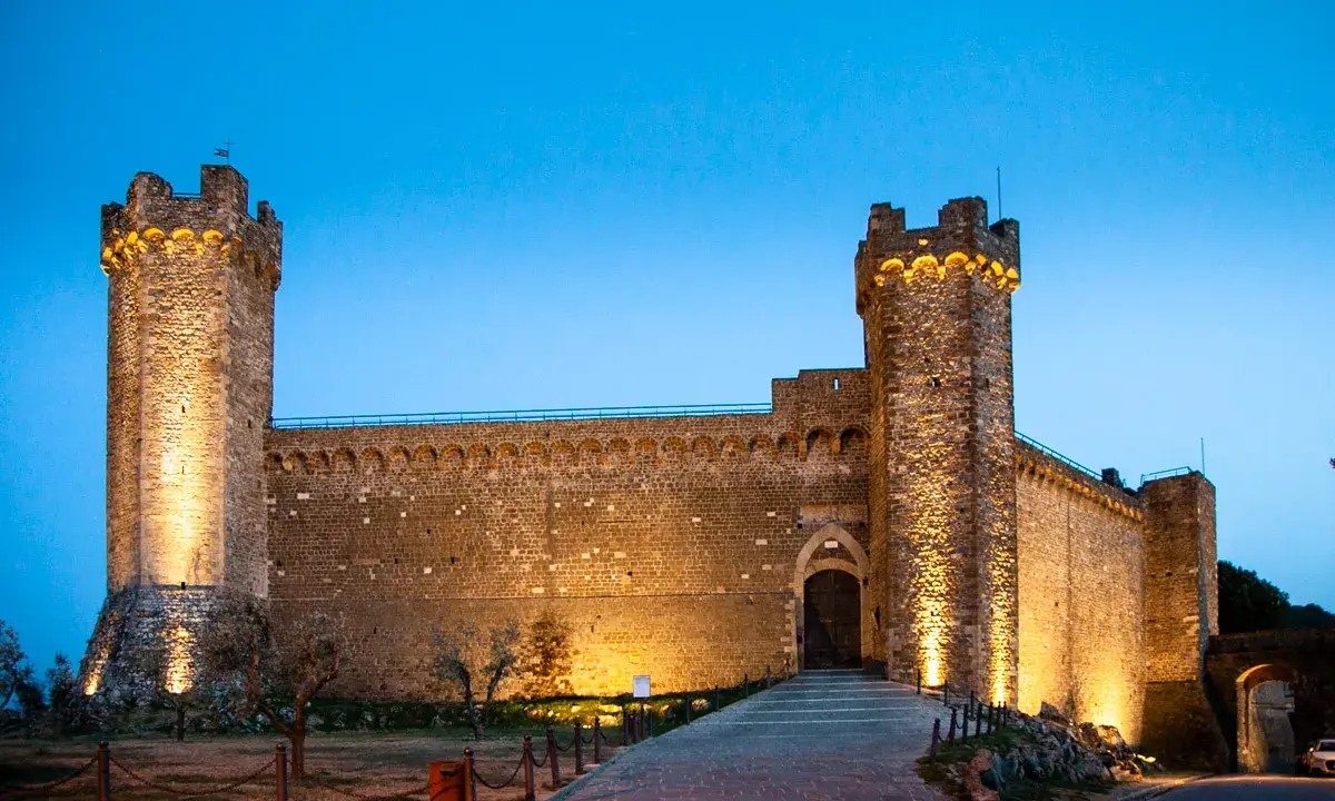 Fortezza di Montalcino illuminata di sera, un luogo imperdibile tra le 10 cose da vedere a Montalcino.