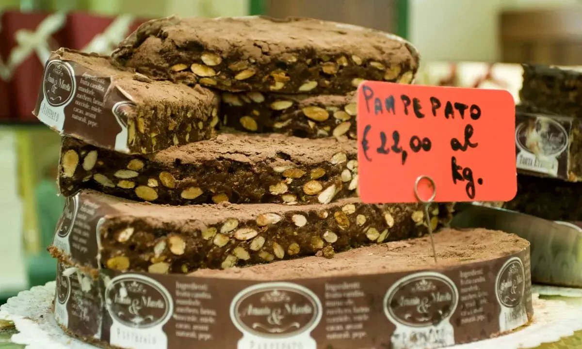 Panpepato, dolce tradizionale con frutta candita e mandorle, un'origine ricca di sapori. Prezzo €22,00 al kg.