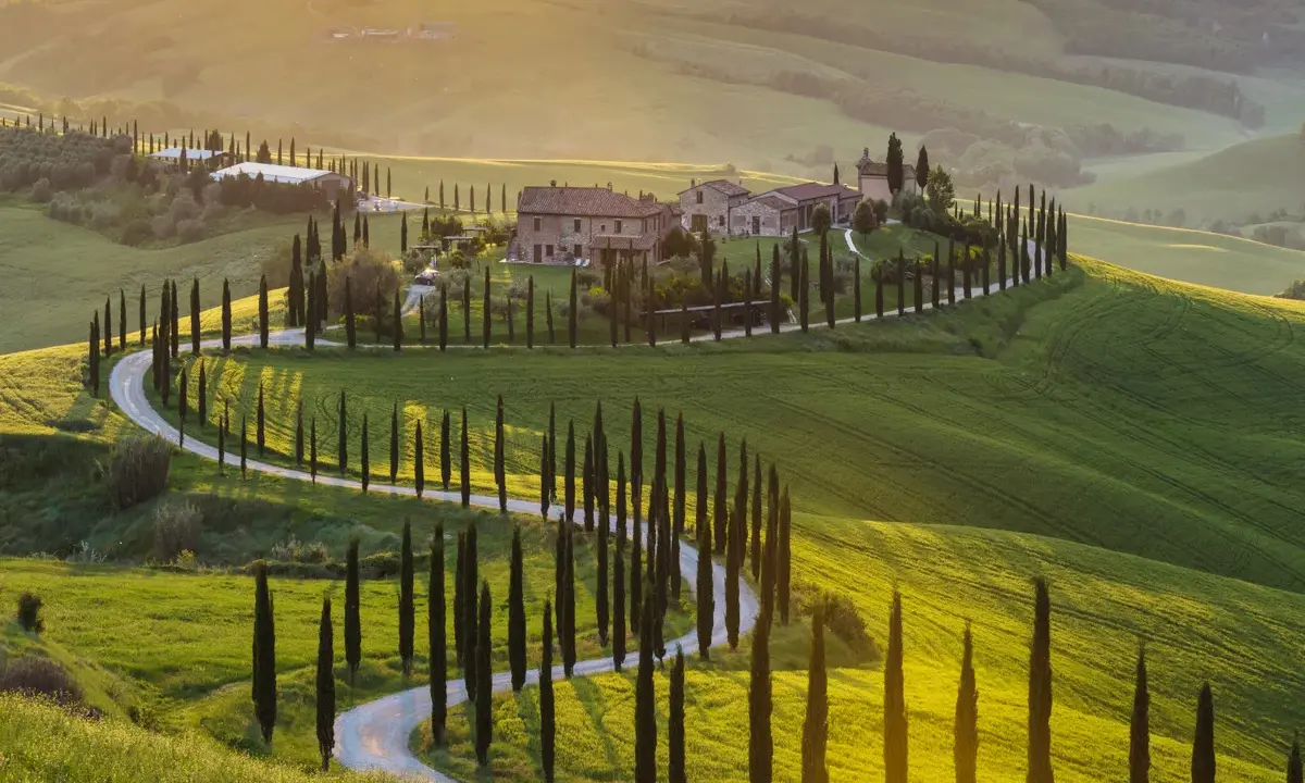Colline ondulate del Val d'Orcia, cipressi lungo una strada tortuosa, un casale in pietra. Perfetto per cosa vedere in 3 giorni.