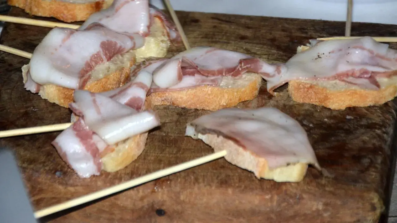 Bruschette con lardo di Colonnata, un modo delizioso per gustare questo salume.