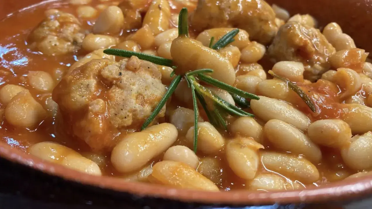 Fagioli all'uccelletto in umido con polpettine e rosmarino. Forse si chiamano così perché ricordano un piatto rustico, semplice e saporito, come quello che mangiavano gli uccelletti.