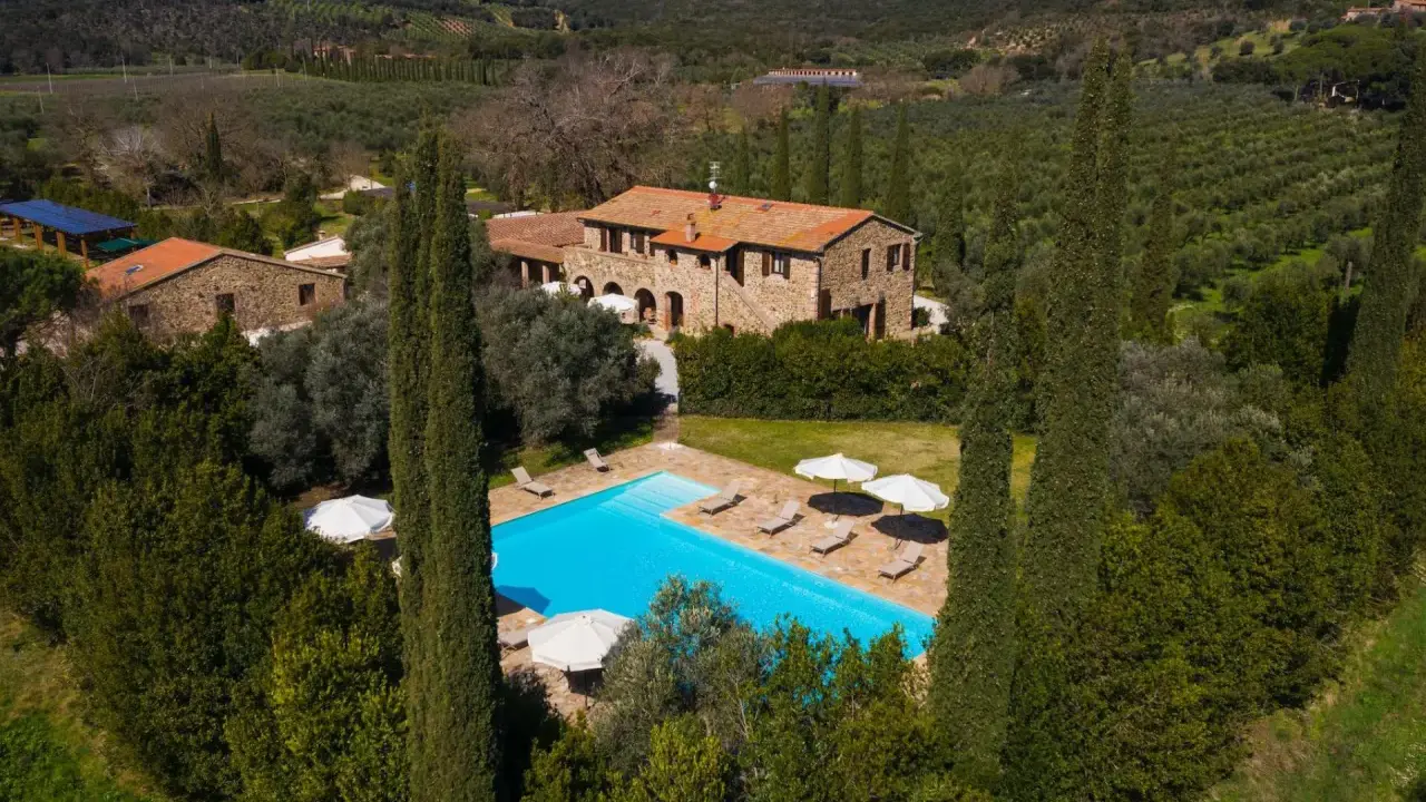 Agriturismo con piscina in Toscana, tra ulivi e cipressi. Perfetto per chi cerca dove andare in vacanza in Toscana per relax e natura.