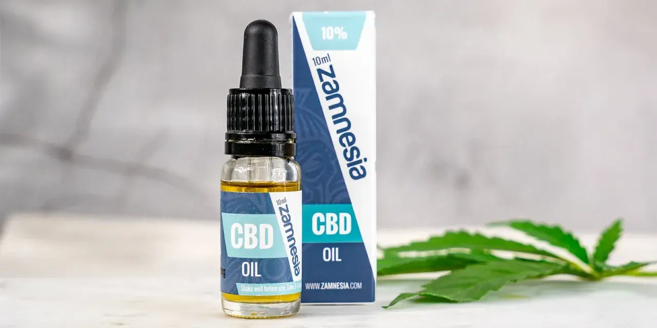 Flacone di olio nuovo CBD Zamnesia 10% con contagocce e foglia di canapa.