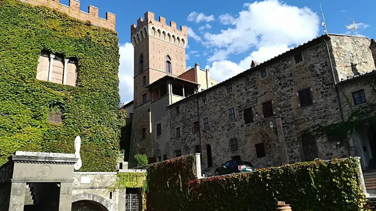 Antica torre e mura ricoperte d'edera, un gioiello tra i borghi da visitare vicino a Cecina.