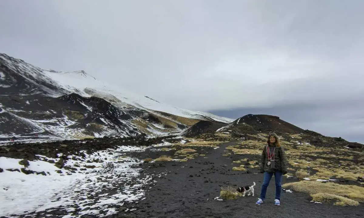 Escursione invernale sull'Etna, un'idea su dove andare in Sicilia con i bambini per un'avventura unica tra neve e vulcani.