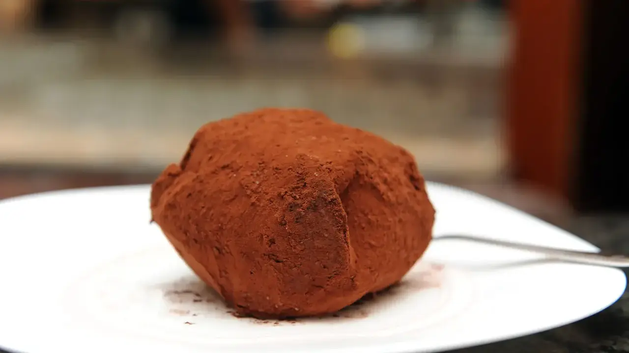 Un tartufo al cacao, un dolce da provare per scoprire cosa mangiare in Calabria.