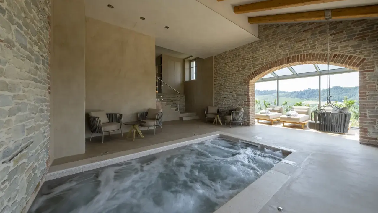 Jacuzzi interno con vista panoramica, ideale per una spa per bambini in Piemonte. Relax e divertimento assicurati tra le colline.