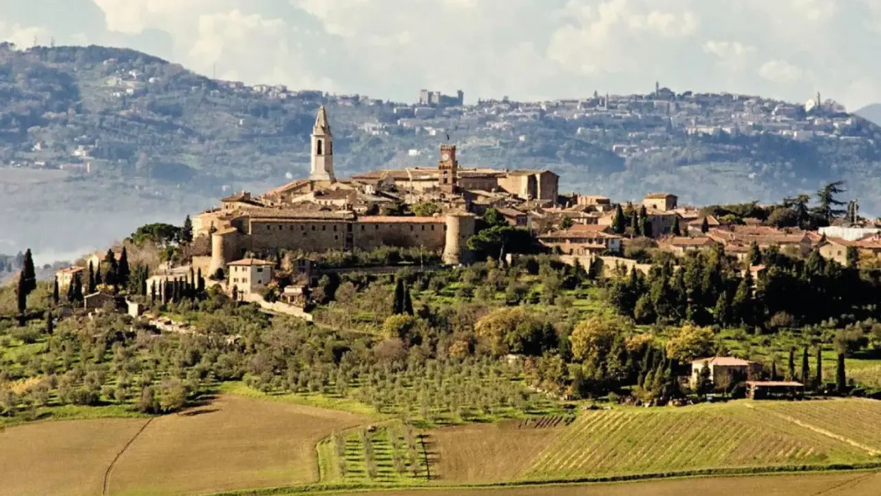 Pienza, gioiello rinascimentale, domina la Val d'Orcia. Tra i suoi vicoli e palazzi, scopri cosa vedere in questo borgo incantevole.