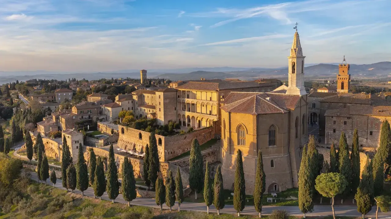 Pienza, gioiello rinascimentale, svela la sua storia tra palazzi e cipressi al tramonto.