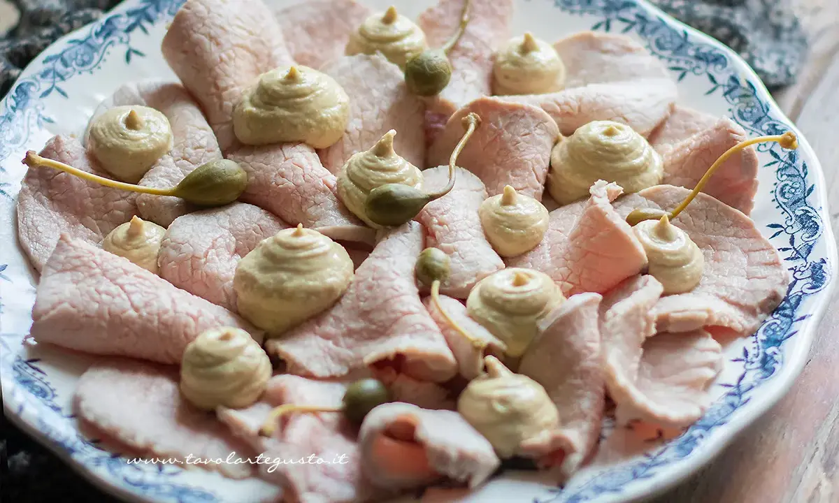 Fettine sottili di vitello con salsa tonnata e capperi, un classico delle specialità piemontesi.