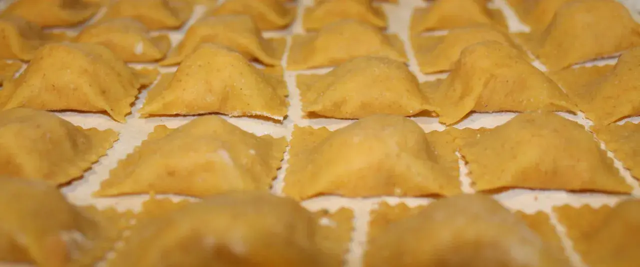 Tortelli di patate del Mugello, pronti per essere cucinati. Un primo piatto tipico toscano.