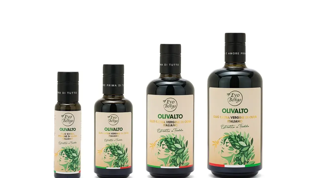 Quattro bottiglie di olio EVO, olio extra vergine di oliva italiano, di diverse dimensioni. Il marchio è "Evo del Borgo".
