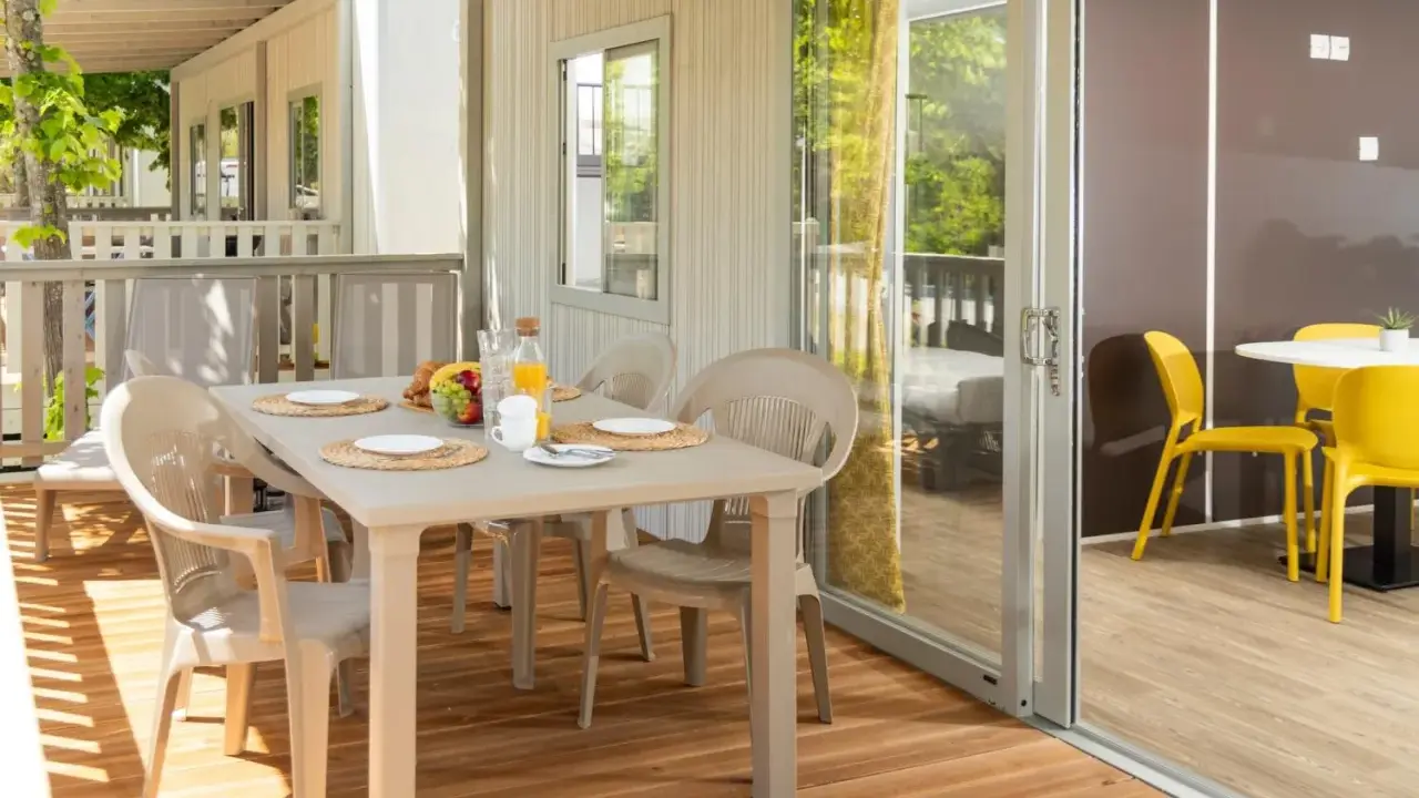 Tavolo apparecchiato su un patio in legno, ideale per chi cerca hotel che accettano cani in Toscana.