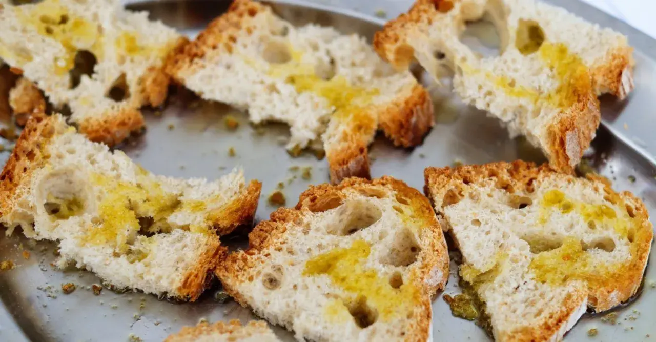 Fettunta cos'è? Fette di pane tostato condite con olio d'oliva, un classico antipasto toscano.