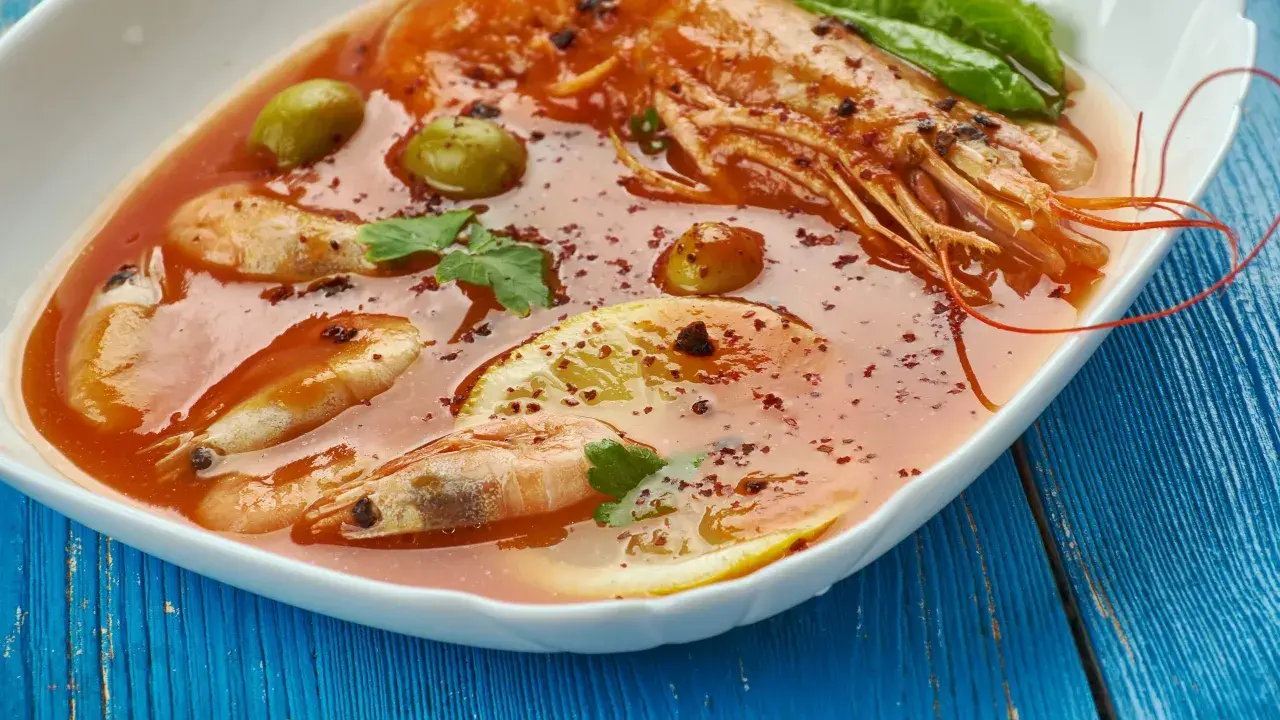 Gamberi in salsa rossa con olive e limone, un assaggio dei piatti tipici di Ancona.