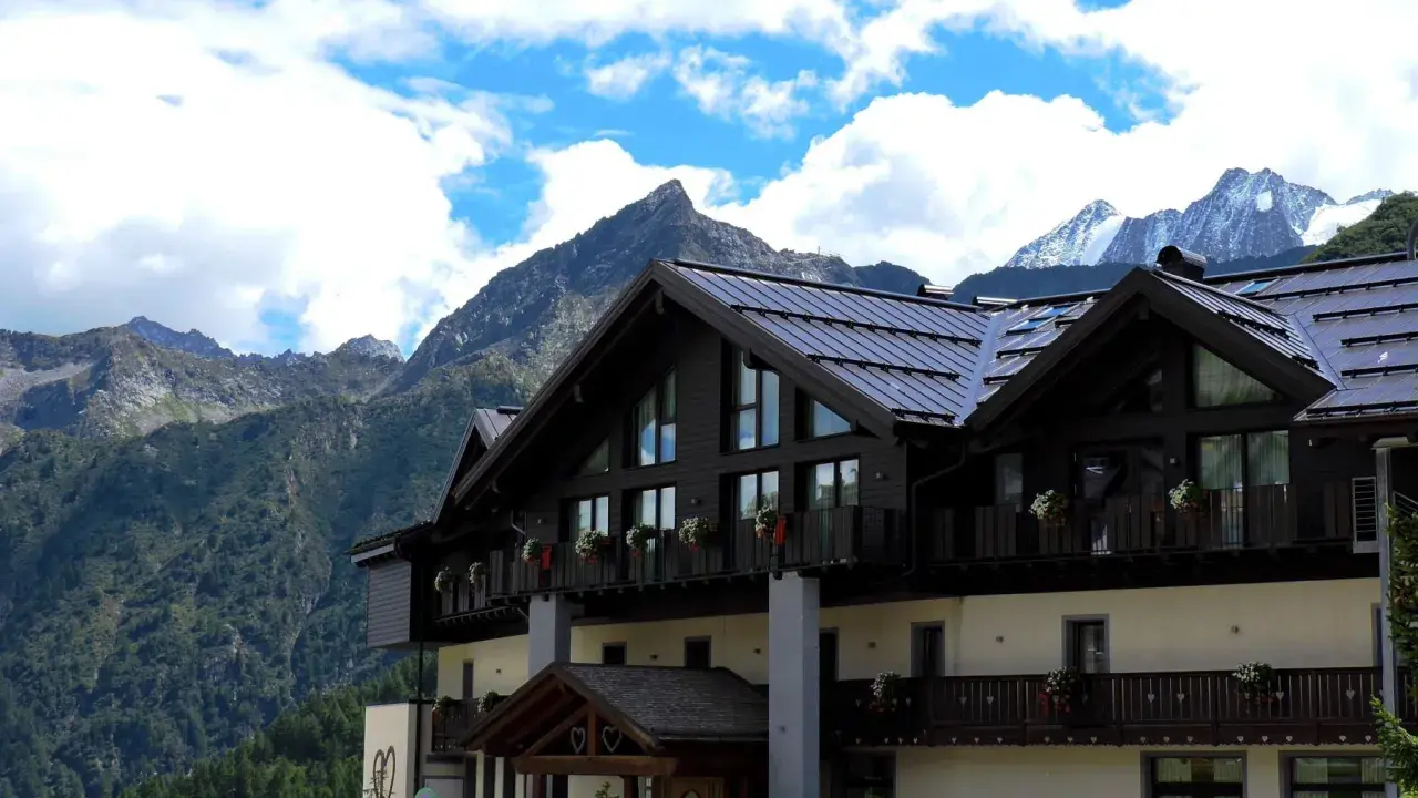 Agriturismi in Trentino Alto Adige per famiglie: un rifugio alpino con vista sulle montagne, ideale per vacanze indimenticabili.