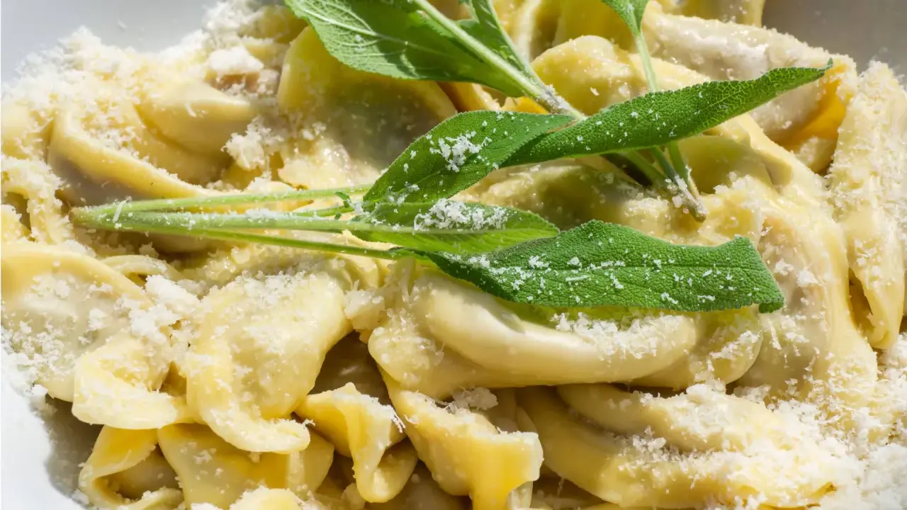Casoncelli alla bergamasca, un piatto tipico bergamasco, conditi con burro fuso, salvia e abbondante grana.