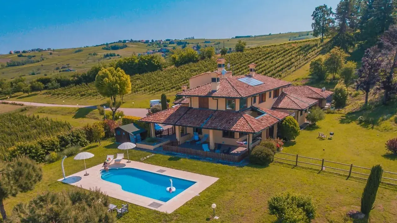 La tenuta Quvestra, immersa tra dolci colline e vigneti, offre una villa con piscina e un panorama mozzafiato.
