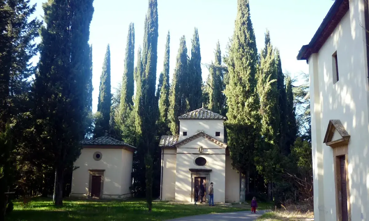 Il complesso della Gerusalemme di San Vivaldo, con le sue cappelle e i cipressi svettanti, evoca un'atmosfera di pace e spiritualità.