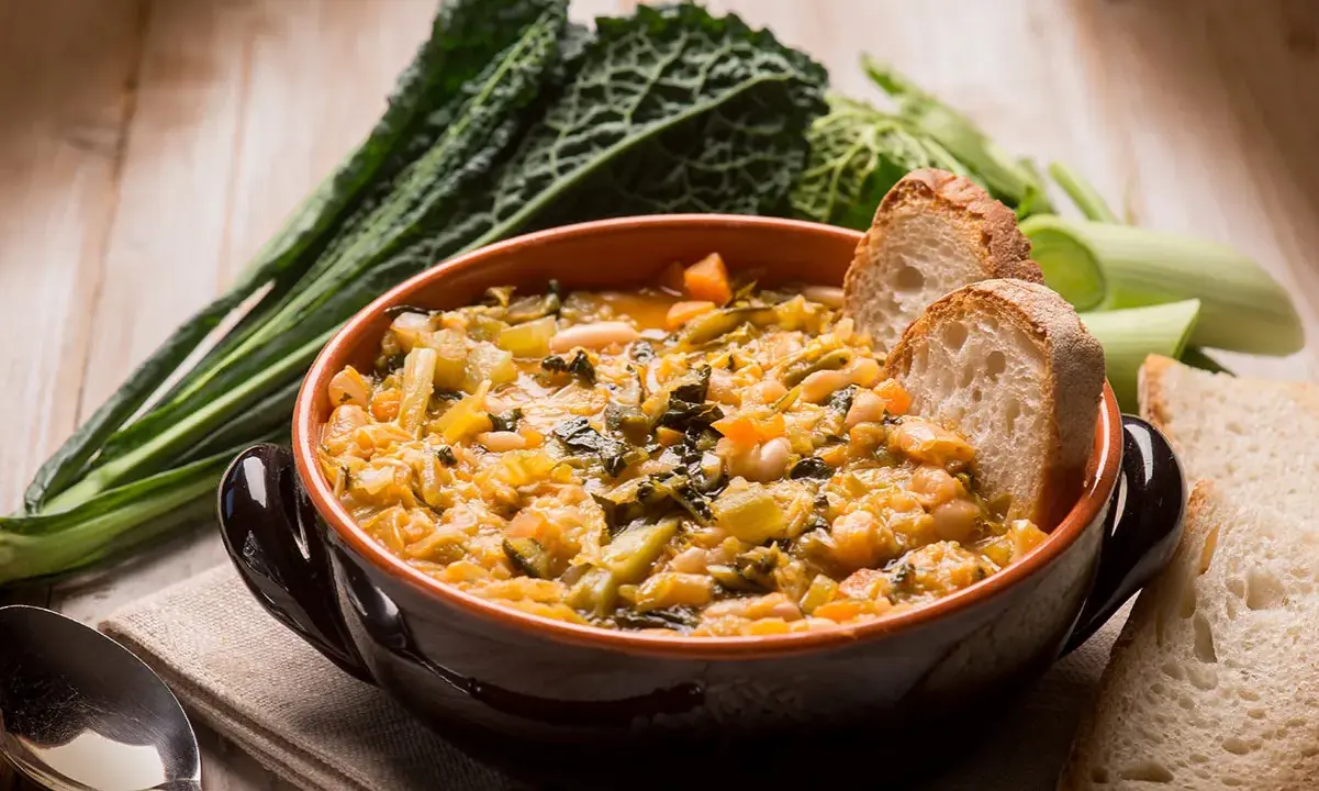 Zuppa di cavolo nero e fagioli, un classico dei piatti tipici toscani, servita con pane casereccio.