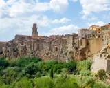 Un suggestivo tour della Maremma: Pitigliano, la "Piccola Gerusalemme", arroccata su una rupe tufacea, domina il paesaggio verdeggiante.