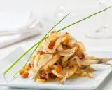 Sardine in saor, un classico dei piatti tipici veneti, con cipolle caramellate, uvetta e pinoli.