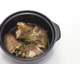 Pezzi di pesce dorato in umido, guarniti con erba cipollina, un assaggio dei piatti tipici Pescara.