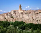 Pitigliano, la "Piccola Gerusalemme", arroccata su uno sperone di tufo. Ecco cosa vedere a Pitigliano in mezza giornata: un borgo medievale incantevole.