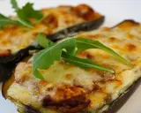 Melanzane ripiene al forno, un sapore autentico di mangiare calabrese, guarnite con rucola fresca.