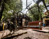 Ciclista porta la sua bici verso gli impianti di risalita ad Amiata, pronto per un'avventura in mountain bike.