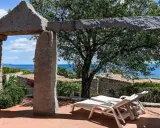 Terrazza con lettini e vista mare, un angolo di pace negli agriturismi in Sardegna.