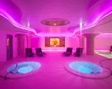 Jacuzzi luminosi e lettini relax in un'oasi di benessere. Un'esperienza da sogno per una spa per bambini in Umbria.