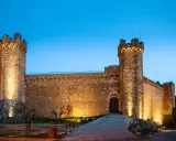 Fortezza di Montalcino illuminata di sera, un luogo imperdibile tra le 10 cose da vedere a Montalcino.