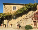 Agriturismi pet friendly in Umbria: casa in pietra con scala esterna e rampicanti colorati, ideale per vacanze con animali.