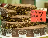 Panpepato, dolce tradizionale con frutta candita e mandorle, un'origine ricca di sapori. Prezzo €22,00 al kg.