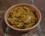 Una ciotola di ribollita senese, ricca e saporita, con pane raffermo, verdure e fagioli.