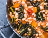 Un saporito stufato di fagioli, cavolo nero e zucca, un classico esempio di cosa mangiare in Toscana.