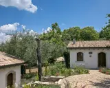 Un angolo di pace tra ulivi e fiori, ideale per scoprire i migliori agriturismi per bambini in Campania.