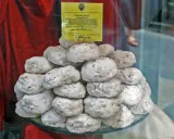 Dolce senese: cavallucci, biscotti rustici con noci e agrumi, impilati su un piatto di vetro.