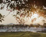 Tramonto dorato su una piscina con lettini e ombrelloni, un'oasi di pace tra i **posti romantici Toscana**.