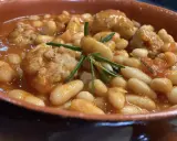 Fagioli all'uccelletto in umido con polpettine e rosmarino. Forse si chiamano così perché ricordano un piatto rustico, semplice e saporito, come quello che mangiavano gli uccelletti.