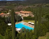 Agriturismo con piscina in Toscana, tra ulivi e cipressi. Perfetto per chi cerca dove andare in vacanza in Toscana per relax e natura.