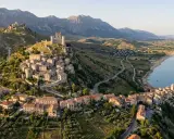 Borghi arroccati sui monti dell'Abruzzo, con castelli medievali e vista sul mare Adriatico.