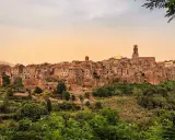 Pitigliano, un gioiello da scoprire: ecco cosa visitare in Toscana in 1 giorno, arroccato su una rupe tufacea.