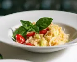 Panzanella, un classico dei piatti tipici toscani estivi, con pomodorini, cetrioli e basilico fresco.