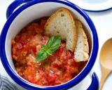 Pappa al pomodoro, un piatto che racconta la sua origine toscana. Servita in ciotola con pane raffermo, pomodoro e basilico fresco.